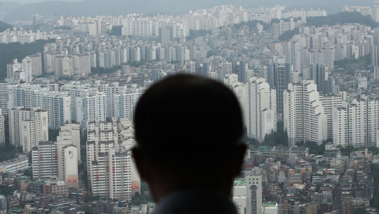 정부가 임대차 3법 시행 후 전월세 시장 안정세가 통계상에서 잡히지 않자 깊은 고민에 빠졌다. 한 시민이 서울 여의도 63스카이아트에서 동작구 일대 아파트 밀집 지역을 바라보고 있다.<연합뉴스>